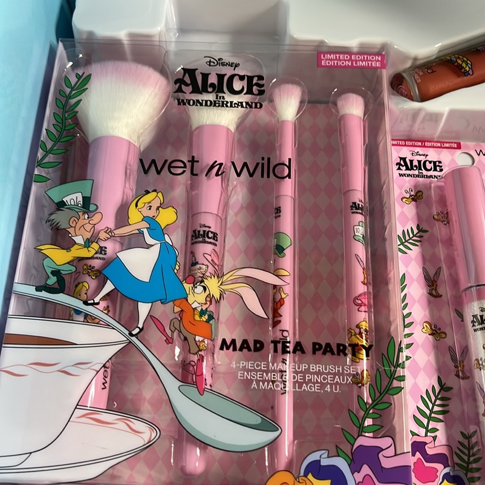 Wet N Wild Alice In Wonderland Limited Edition Pr Box - Makeup Set - Picture 12 of 15